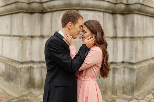 Stilvoll Nur verheiratet. Hochzeitspaar. Schließen Sie. Glückliches Brautpaar, das nahe altem Schloss geht. Hochzeitskleid.