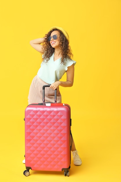 Stilvolle afroamerikanische Frau mit Gepäck