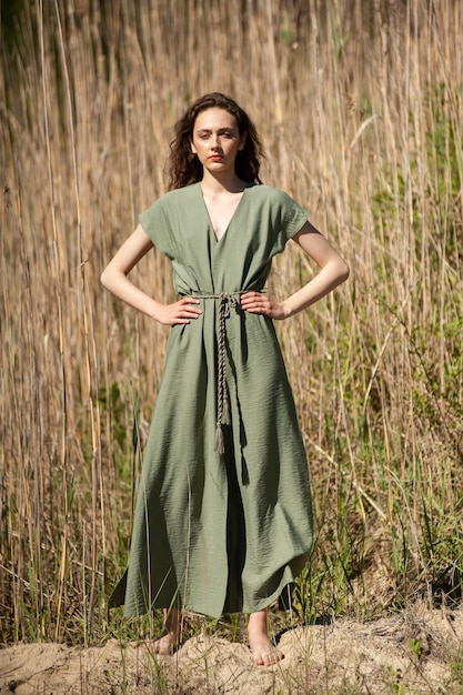 Stilvolle, attraktive, schlanke, lächelnde Frau am Strand im Sommerstil, Modetrend-Outfit, sorglos und glücklich