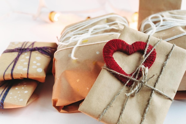 Foto stilvolle bastelgeschenke für besondere anlässe happy valentinstag feiertagsgrußkartenkonzept