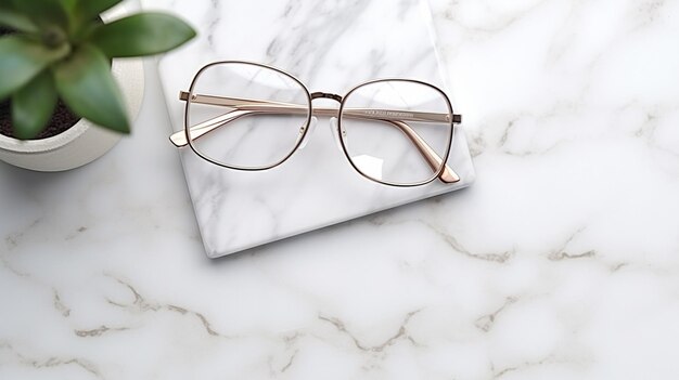 stilvolle Brille und Notizbuch auf weißem Marmortisch flach gelegt