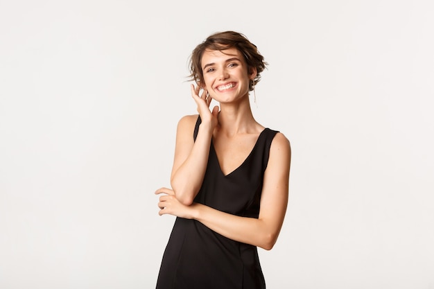 Stilvolle elegante junge Frau im schwarzen Kleid