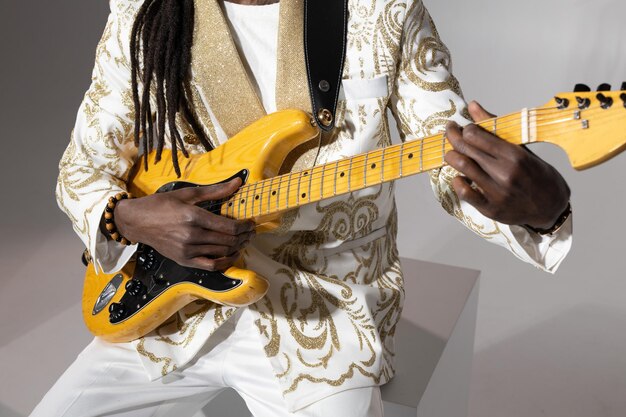 stilvolle elektrische Gitarre in den Händen eines spielenden Gitarristen