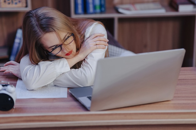 Stilvolle Frau arbeitet an einem Laptopschreibtisch in einem modernen Büro