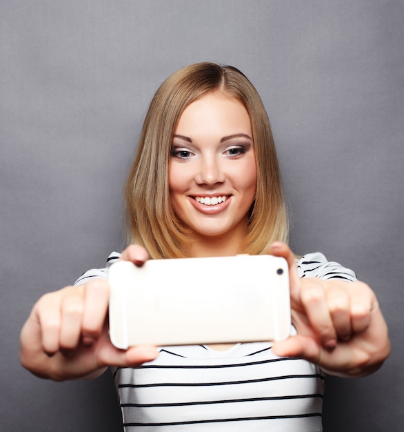 Stilvolle Frau, die selfie macht