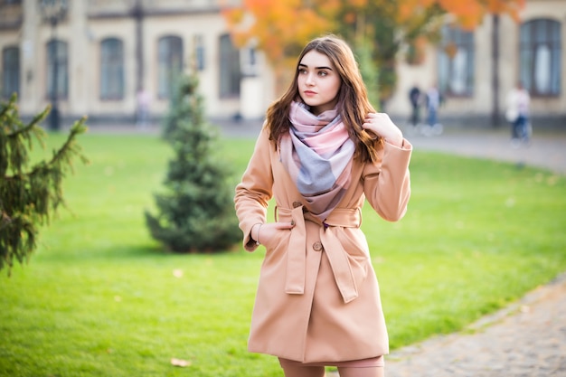 Stilvolle Frau im Herbstpark