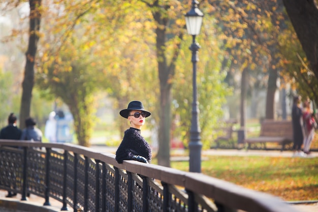 Stilvolle Frau im Herbstpark