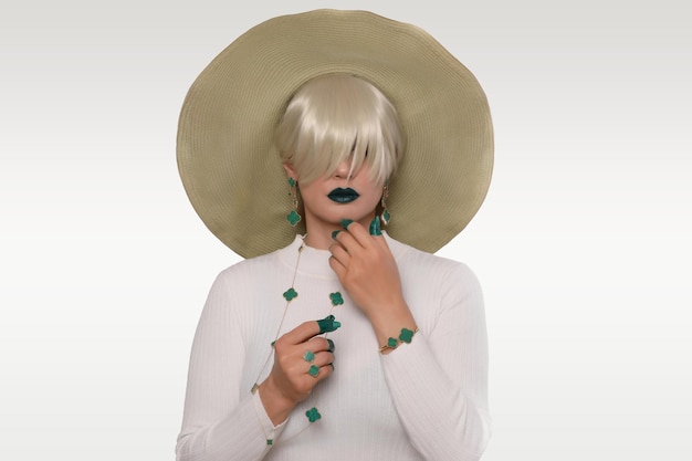 stilvolle Frau in einem ausdrucksstarken Make-up und grünem Lippenstift auf den Lippen