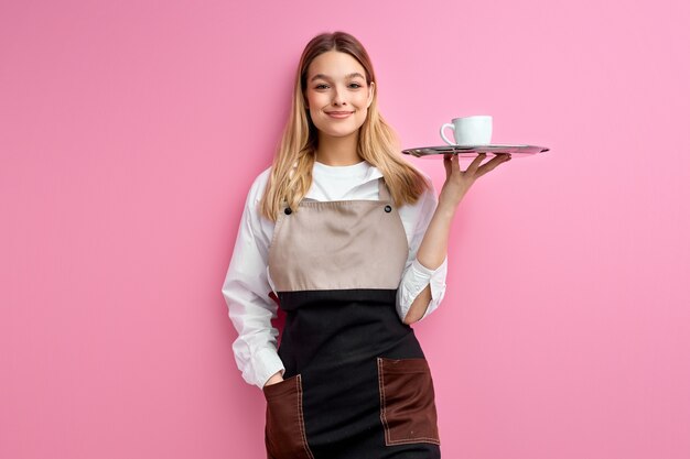 Foto stilvolle frau kellnerin in schürze bietet tasse köstlichen leckeren kaffee