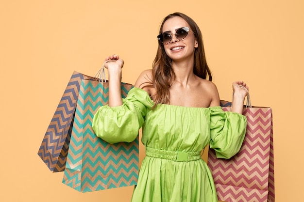 Foto stilvolle frau mit einkaufstüten