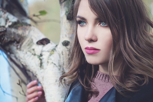 Stilvolle Frau mit schönem Frühlings-Make-up im Freien. Schönes weibliches Gesicht Nahaufnahme