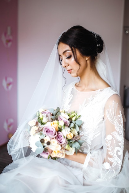 Stilvolle glückliche Braut macht sich morgens fertig Glückliche frisch verheiratete Frau im Schlafzimmer Modebraut
