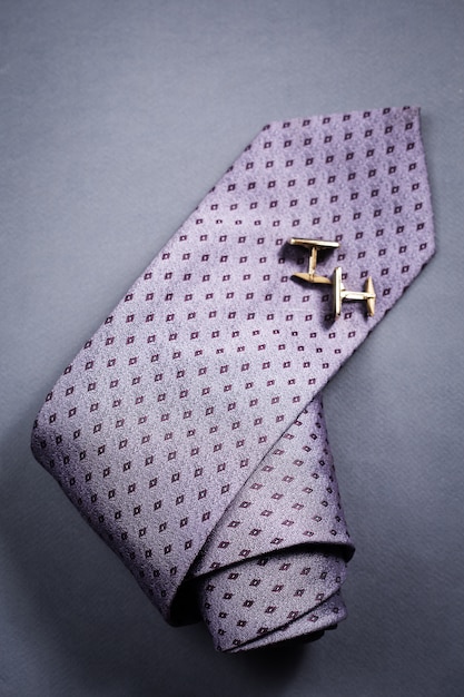 Stilvolle Herren Accessoires Krawatte und Manschettenknöpfe