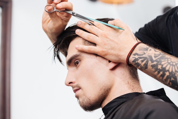 Stilvolle herrenfrisuren und -frisuren im barbershop oder friseursalon