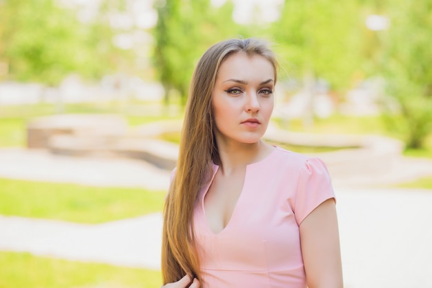 Stilvolle hübsche Frau des Sommer-, Mode- und Personenkonzeptlebensstilporträts in der Sonnenbrille gegen bunte Wand in Stadt-, Straßenmode