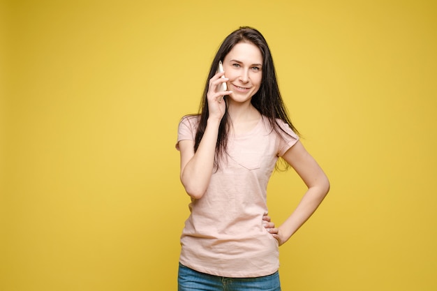 Stilvolle junge Frau, die per Telefon spricht