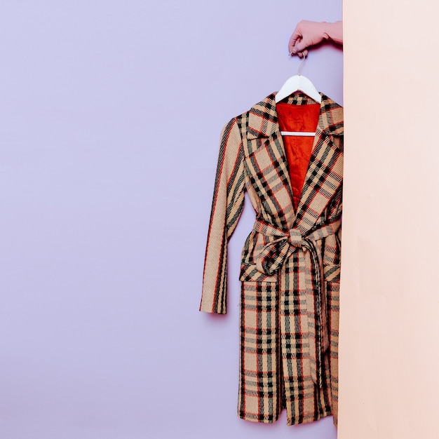 Stilvolle Kleidung. Vintage-Mantel. Kariert. Ideen für die Modegarderobe.