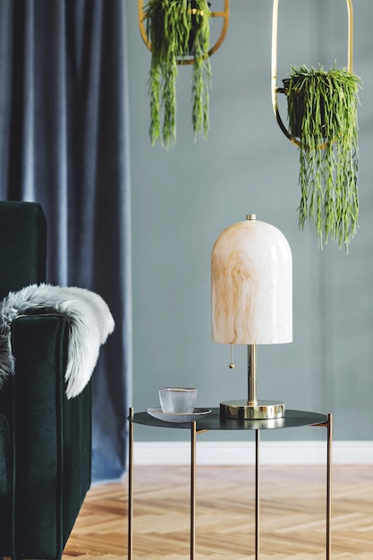 Stilvolle Komposition aus luxuriösem Apartment-Wohnzimmer mit Design-Sofa, Couchtisch und Accessoires. Grüne Wände und Holzparkett.