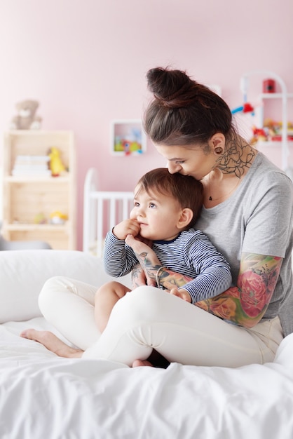 Stilvolle Mutter mit ihrem kleinen Baby