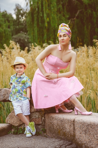 Foto stilvolle mutter und sohn posieren draußen