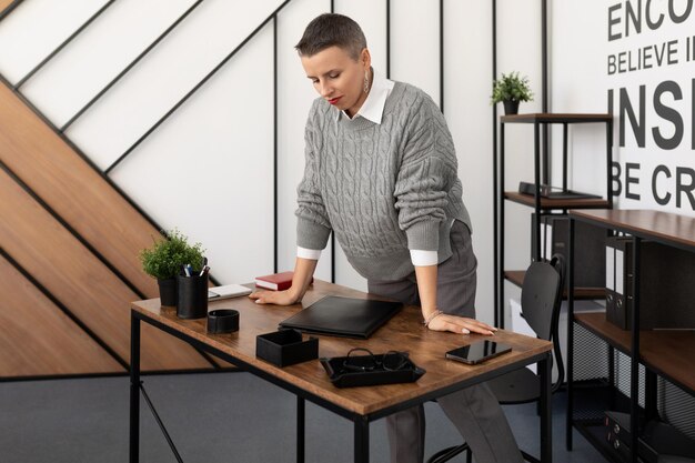 Stilvolle Notarin an ihrem Schreibtisch in einem stilvollen Büro