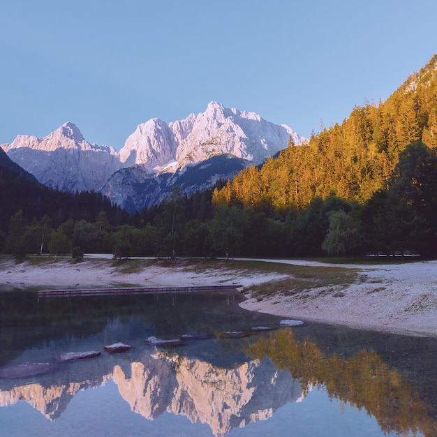 Stilvolle Reisetapete Slowenien Berge und See