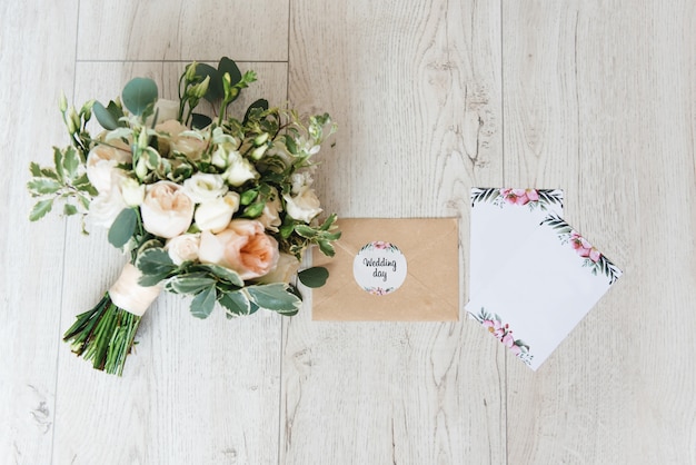 Stilvolle rosa hochzeitseinladung auf licht mit schönen details und brautstrauß