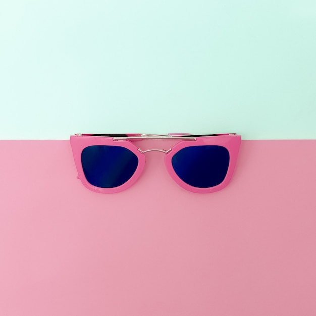 Stilvolle rosa Sonnenbrille. Modestil des Minimalismus