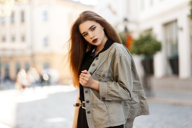 Foto stilvolle schöne junge frau mit dunklen lippen in einer modischen jacke