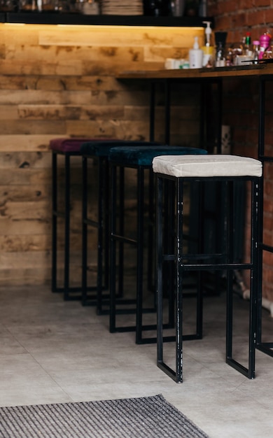 Stilvolle Stahlstühle in einer Kantine im industriellen und modernen Stil - leer, niemand benutzt den Bereich