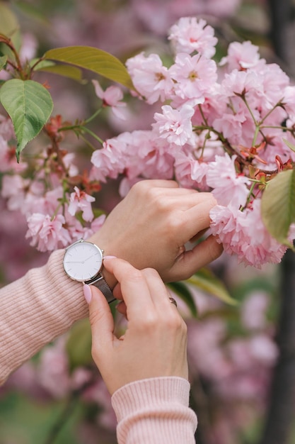 Stilvolle Uhr auf Frauenhand