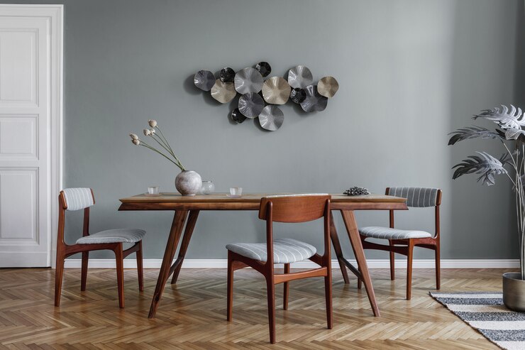 Foto stilvolle und moderne esszimmereinrichtung mit design-sharing-tisch, holzstühlen, glamour-dekoration und eleganten accessoires