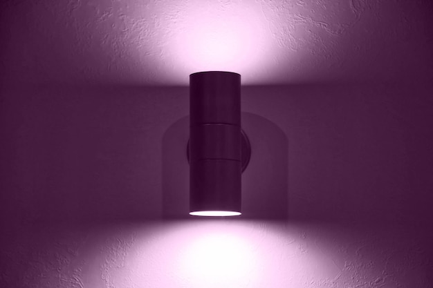 Stilvolle violette moderne Lampe an weiß strukturierter Vintage-Wand Leuchtende violette Chrom-LED-Lampe für Design-Interieur