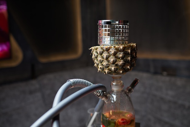 Stilvolle Wasserpfeife mit dem Aroma Ananas zum Entspannen. Ananas-Shisha. Shisha-Lounge.