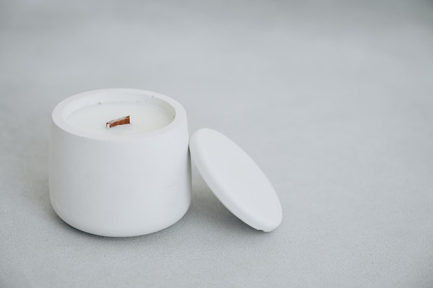 Stilvolle weiße Sojakerze in Gipskerzenhalter mit seitlichem Deckel und leerem Platz für das Etikett