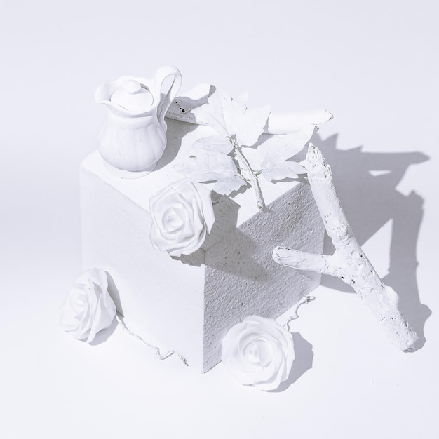 Stilvolle weiße Würfel-Teekannen-Brunch- und Rosendekor der geometrischen Szene des Winters