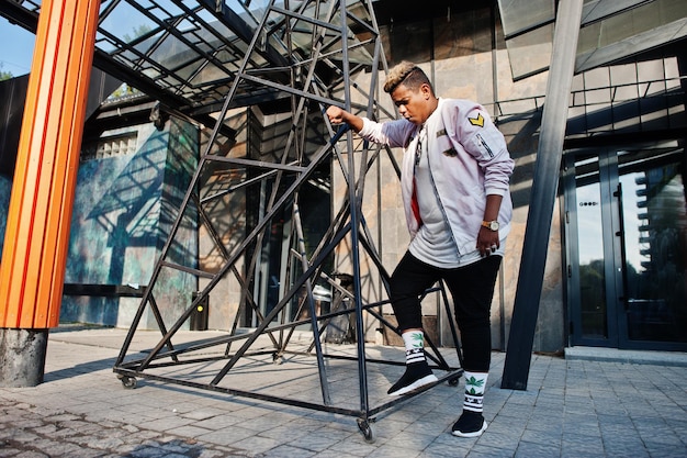 Stilvoller arabischer Hipster-Typ posierte im Freien im Streetstyle-Rap-Sänger