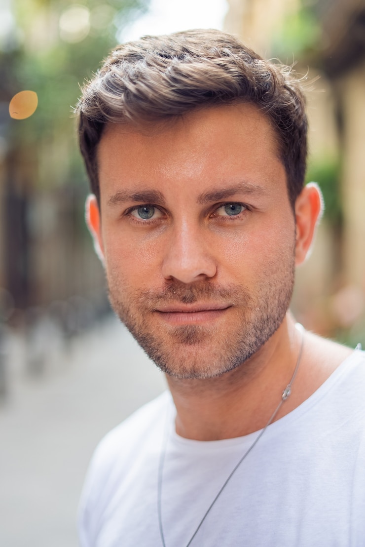 Foto stilvoller bärtiger tausendjähriger mann, der in die kamera schaut