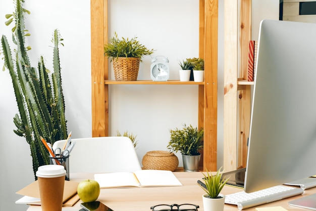 Stilvoller Bürotisch Schreibtisch. Arbeitsbereich mit Laptop.