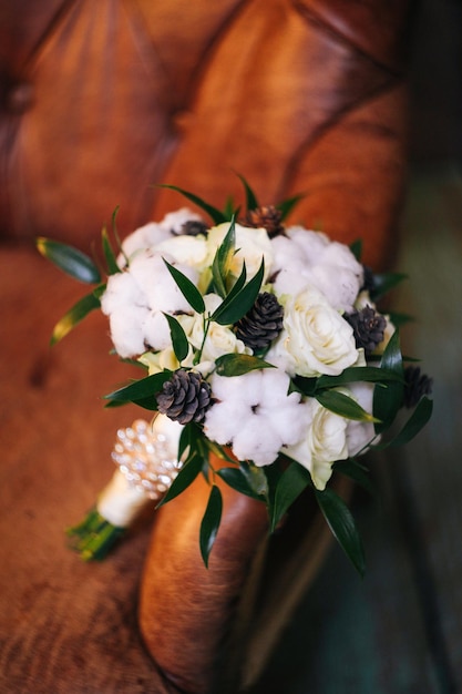 Foto stilvoller frischer brautstrauß zur hochzeit. zusammengesetzt aus trendigen farben