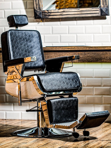 Stilvoller Friseurstuhl Friseurstudio-Thema Professioneller Friseur im Innenraum des Friseursalons