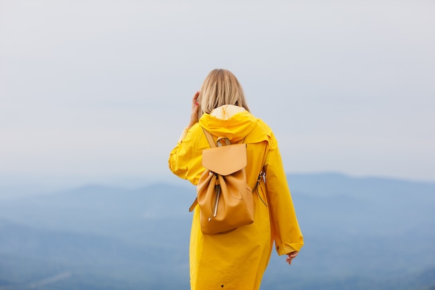 Stilvoller Hipster-Frauenreisender mit Rucksack oben auf Bergen, Reisekonzept, Reisen stehend im Berg.