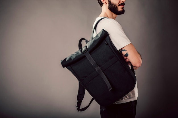 Stilvoller junger Mann mit Rucksack