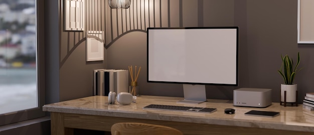 Stilvoller, komfortabler Büroarbeitsplatz mit Computerkopfhörern und Dekor auf dem Tisch an der grauen Wand