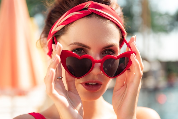 Stilvoller Look. Porträt einer attraktiven modischen Frau, die Sonnenbrille trägt