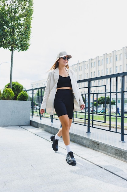 Stilvoller Look Schwarze Damenschuhe Modische Frau auf der Straße Foto einer Frau in der Stadt