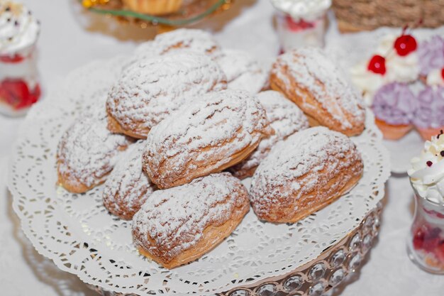 Stilvoller, luxuriös dekorierter Tisch mit Desserts für die Hochzeitsfeier eines glücklichen Paares