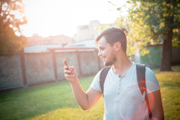 stilvoller Mann am Telefon