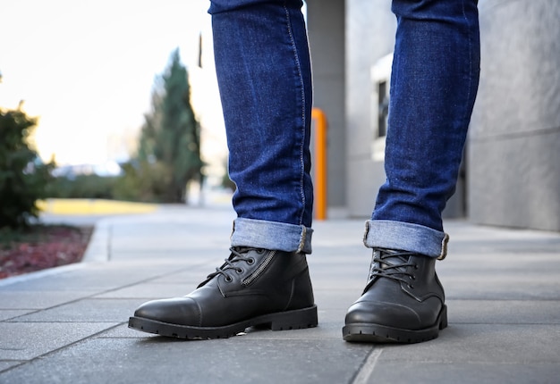 Foto stilvoller mann in den schwarzen schuhen auf stadtstraße