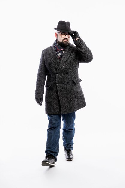 Stilvoller Mann in Mantel und Hut.